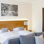 Fruhstuckshotel Scharinger Casa de hóspedes 3*